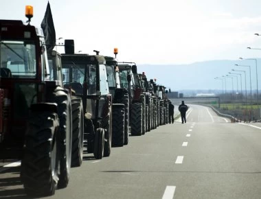 Ξεκίνησαν τα μπλόκα των αγροτών- Συγκεντρώθηκαν σε κόμβο στην Εγνατία οδό